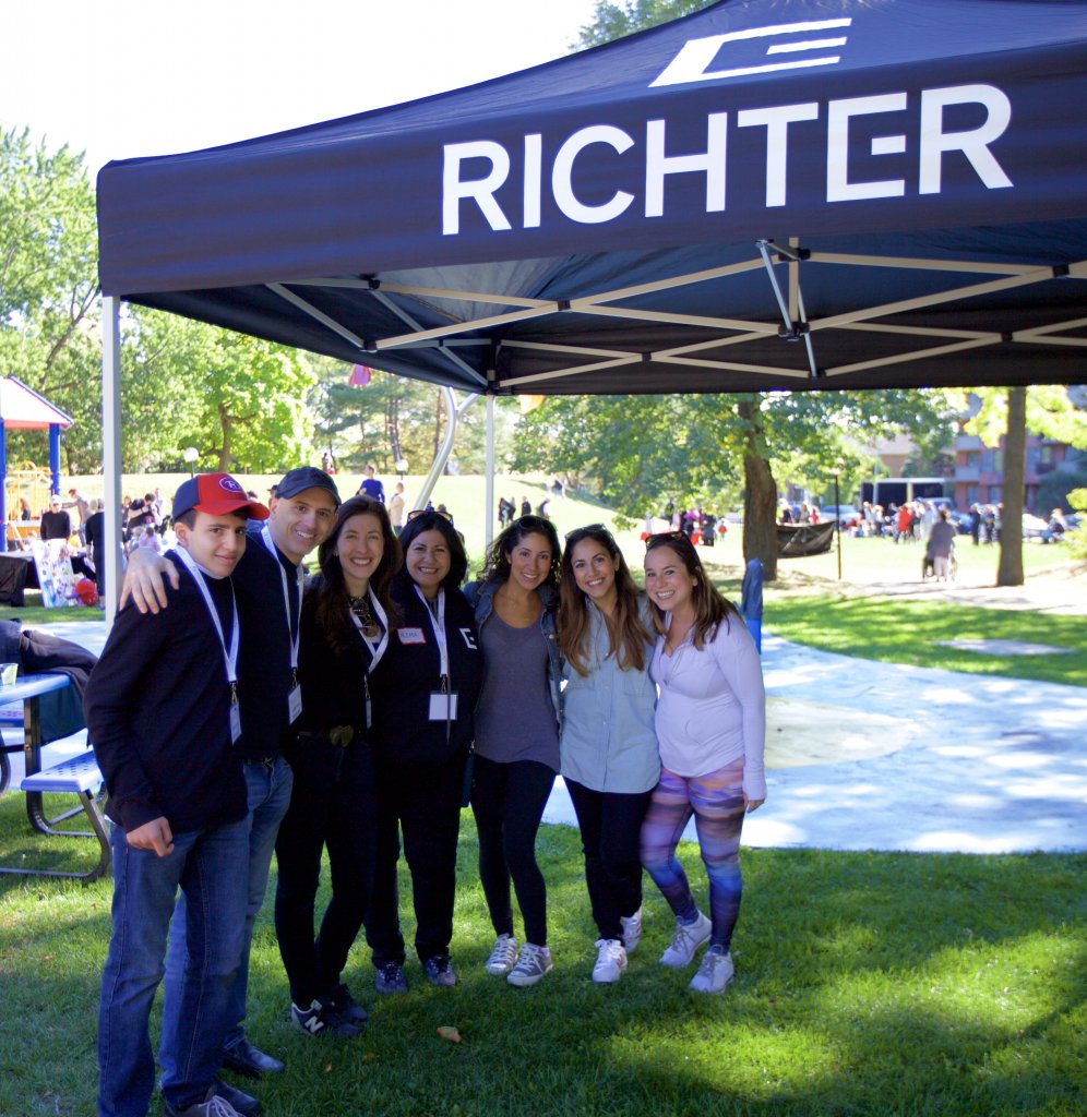 Alana et des membres de Richter à l'extérieur avec un tente Richter